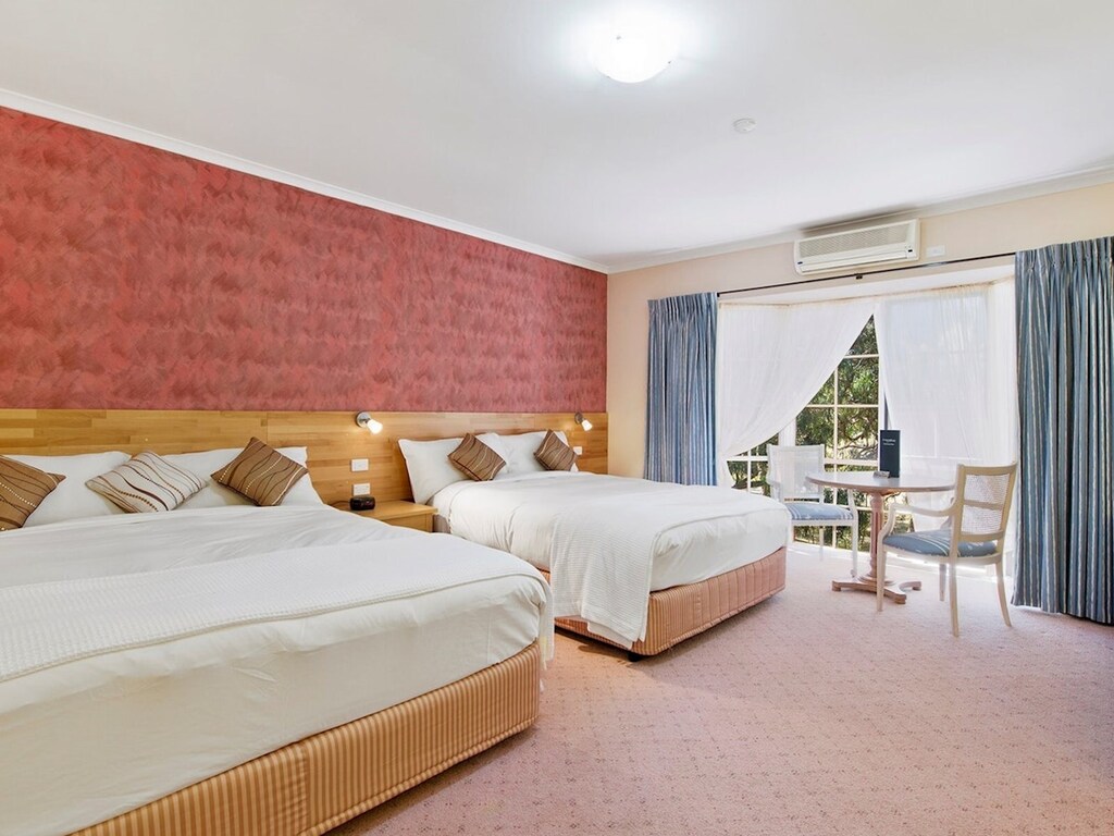 Country Plaza Halls Gap