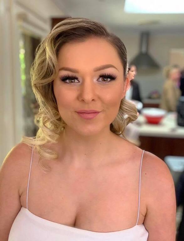 Oeil Makeup and Hair Styling