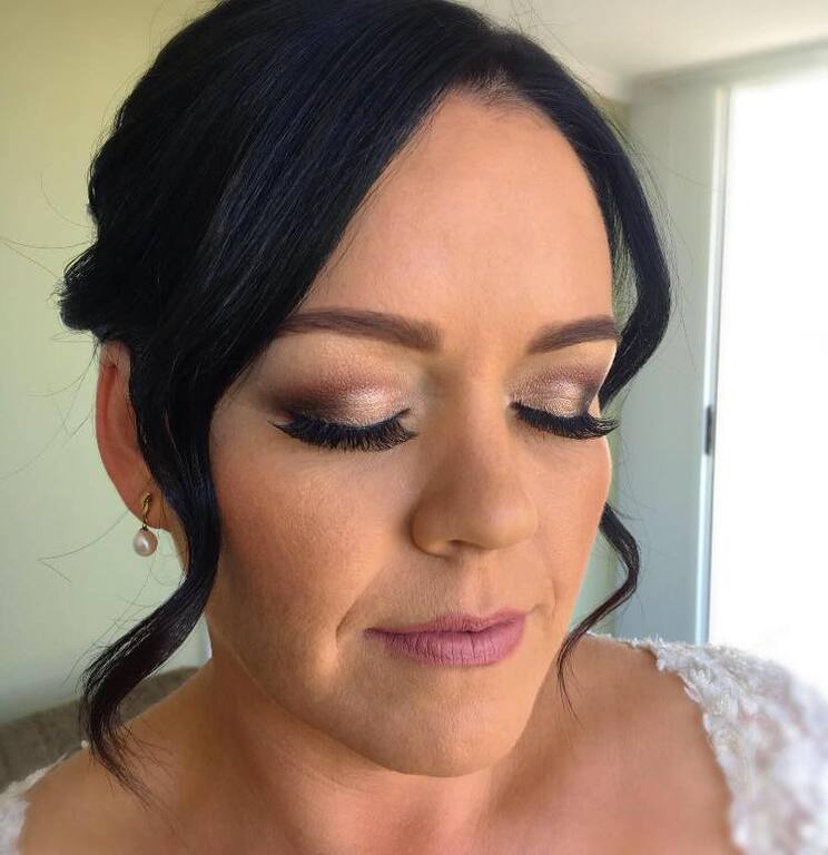 Oeil Makeup and Hair Styling