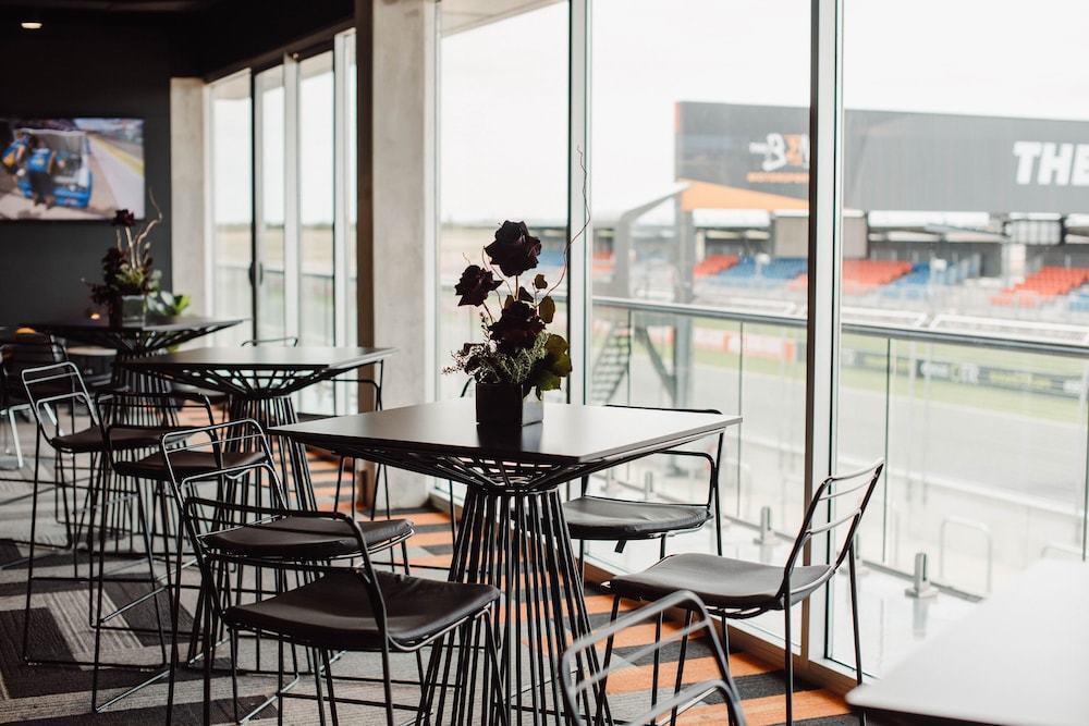 Rydges Pit Lane Hotel