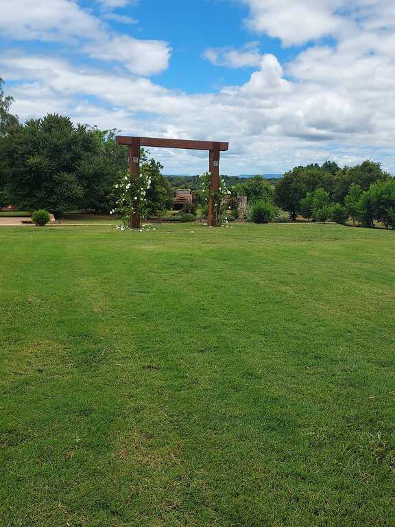 Rusty Gate Grove Bar & Winery